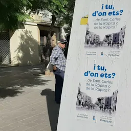 Reportatge - La consulta del 12 d'octubre, a la plaça Carles III - episode art