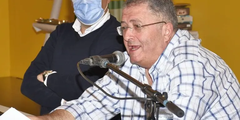 Presentat a Pineda del llibre 'Cartas desde la oscuridad del armario' d'Hilario Marín