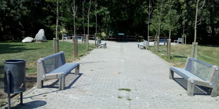 L'Ajuntament de la Seu renova els bancs per seure al Parc del Valira