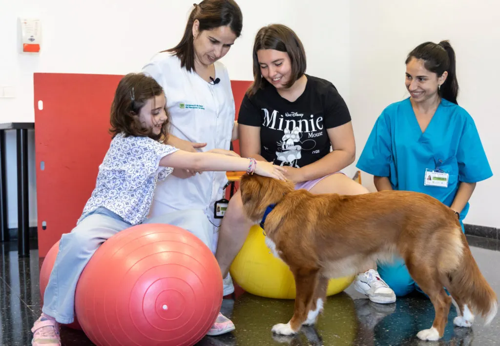 La Corporació incorpora el gos en la teràpia de rehabilitació pediàtrica davant els tractaments llargs
