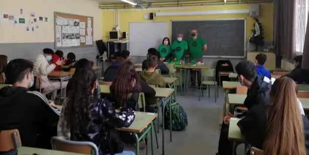 Visita de la PAH Maresme Nord als alumnes de l'Institut Euclides