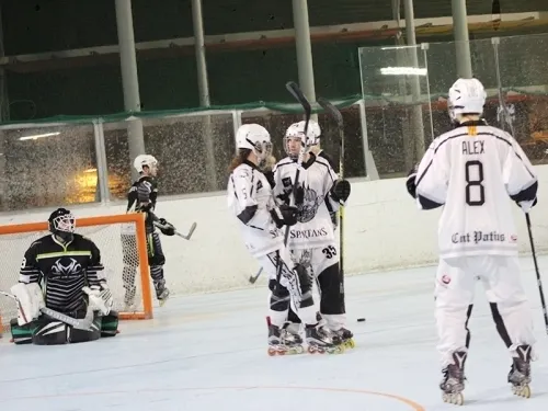 Els jugadors del Cent Patins en una acció de partit. Arxiu