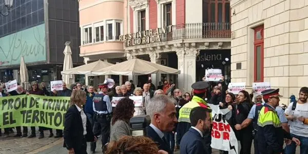 Entitats socials i ecologistes han convocat una manifestació contra el Hard Rock, el Quart Cinturó i l’ampliació del Prat el 4 de març