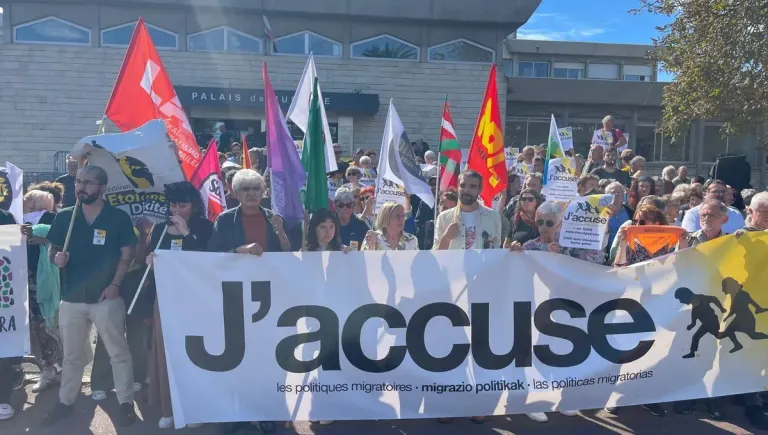UNE CENTAINE DE PERSONNES RASSEMBLÉES POUR SOUTENIR SEPT MILITANTS JUGÉS POUR AIDE AUX MIGRANTS