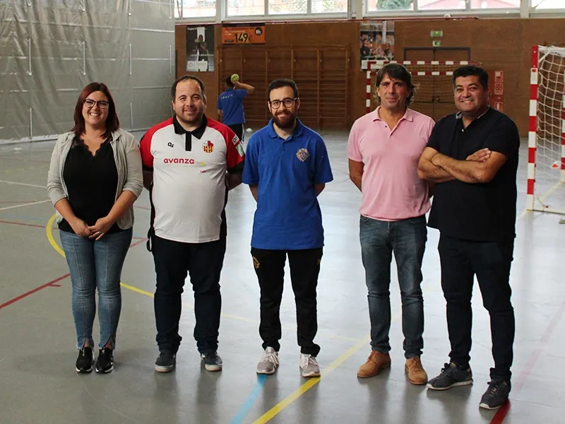 Membres de l'Ajuntament i dels dos clubs van estar presents a la roda de premsa
