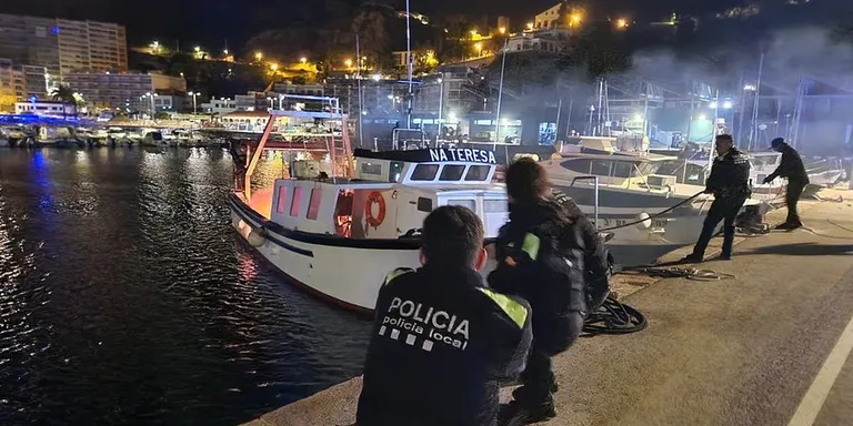 Policia Local i Bombers intervenen aquesta matinada en l’extinció d’un incendi en una embarcació al Port de Blanes