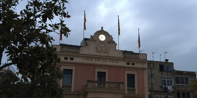 Declaració institucional de l'Ajuntament de Rubí contra les pintades a la façana del consistori