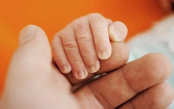 Entra en vigor l'ampliació a vuit setmanes del permís de paternitat
