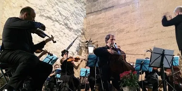 La plaça de l’Església, plena a vessar, gaudeix dels clàssics en el 31è Festival Internacional de Música d’Altafulla