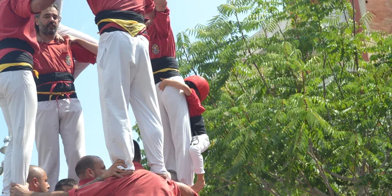 Els Castellers de l'Alt Maresme fan un pilar a Pineda per la Festa Major