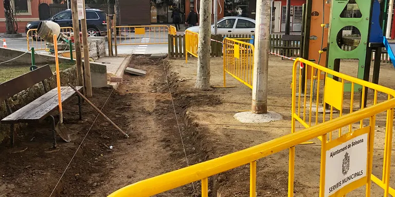 La brigada municipal suprimeix barreres arquitectòniques a la plaça del Camp