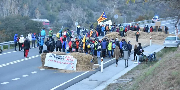 Un grup d'andorrans crea una plataforma en contra dels talls de l'N-145
