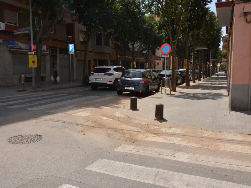 Avui finalitza la neteja del fang acumulat sota els cotxes per les pluges
