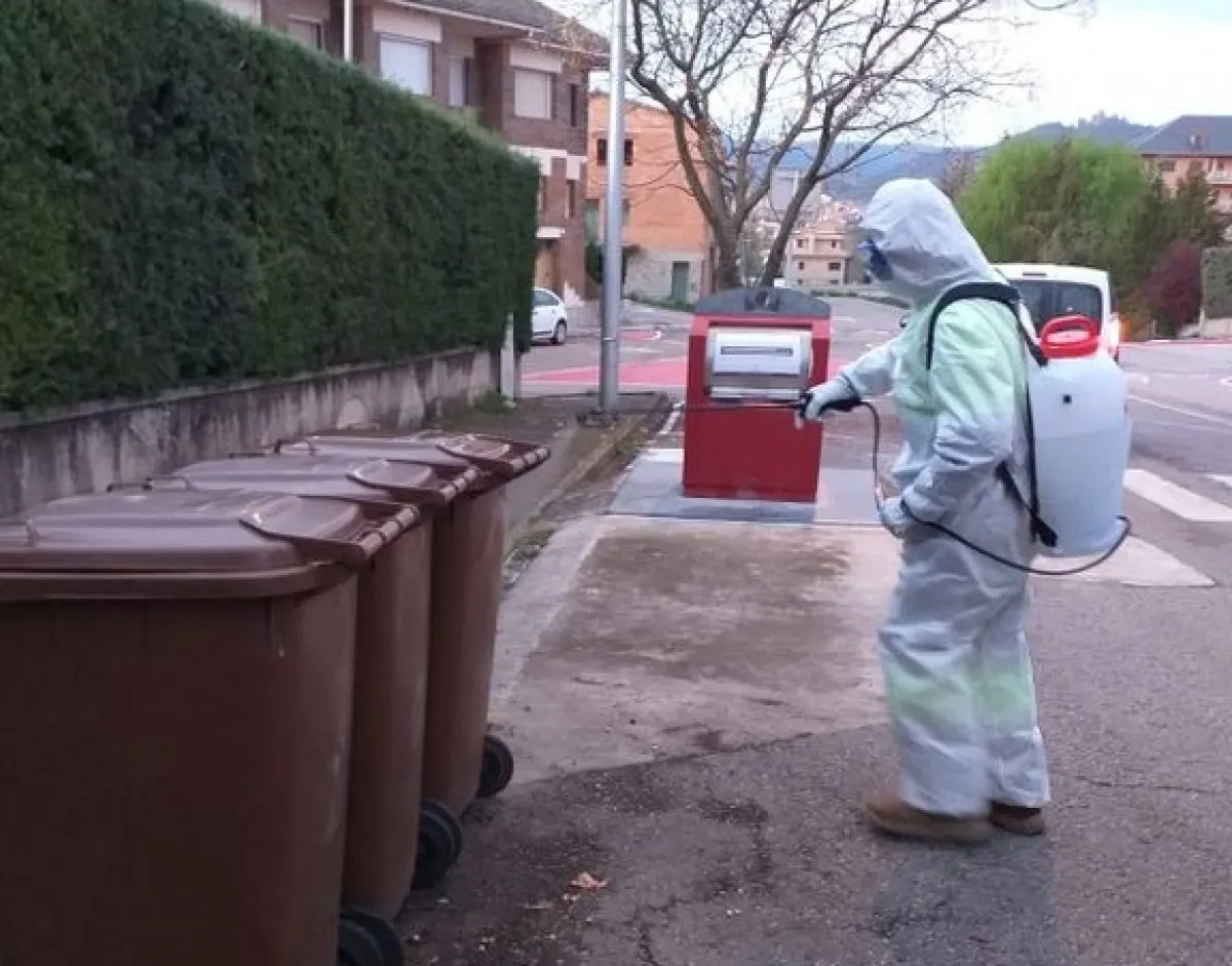 L'Ajuntament de Solsona fa una crida al civisme perquè es dipositin guants i mascaretes d'un sol ús al contenidor de rebuig