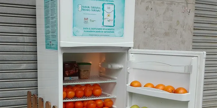 Mans d’Arenys creu que la negativa d’instal·lar una nevera solidària es contradiu amb l’Agència Catalana de Seguretat Alimentària