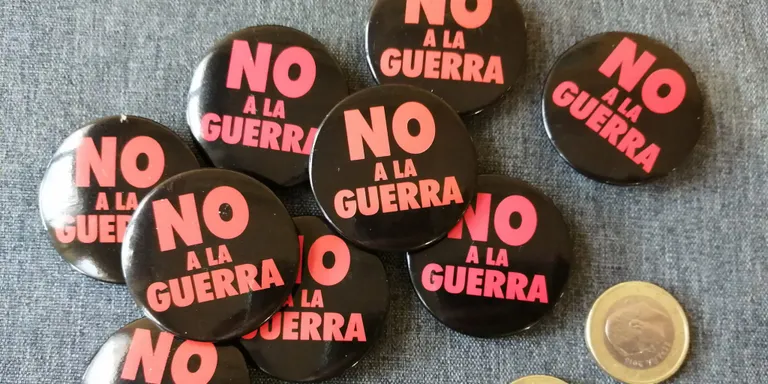 La campanya d'ajuda a Ucraïna comprant xapes de "No a la Guerra" segueix activa