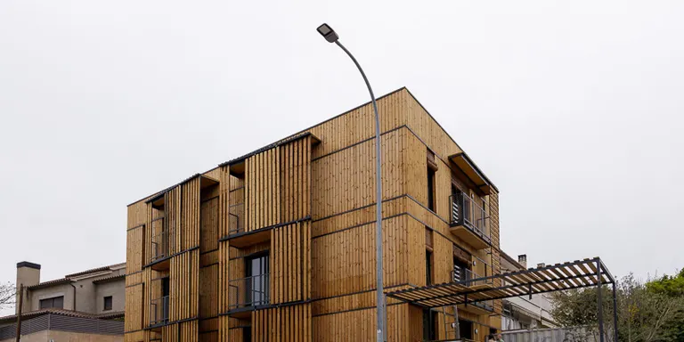 Obre les portes el primer edifici d’habitatges per a joves que s’ha construït a Caldes