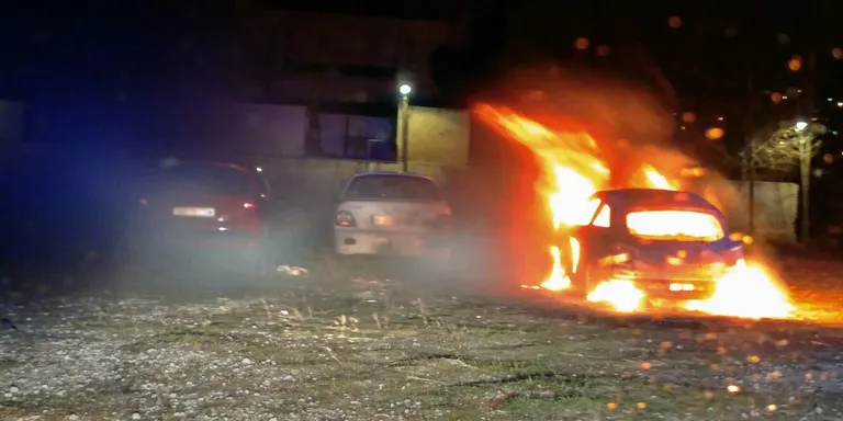 Un incendi crema tres vehicles al barri del Barato