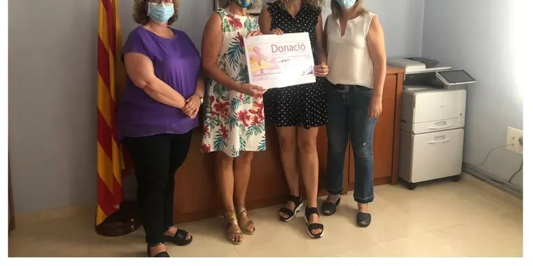 Agramunt dona 900 euros a la junta de l'AECC Catalunya contra el Càncer d'Agramunt