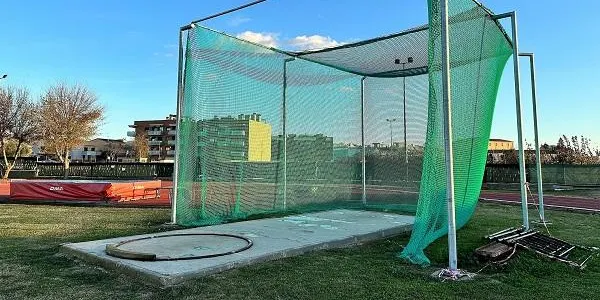 La pista d'atletisme de Torredembarra estrena una gàbia annexa per a l'entrenament de llançament de disc, pes i martell