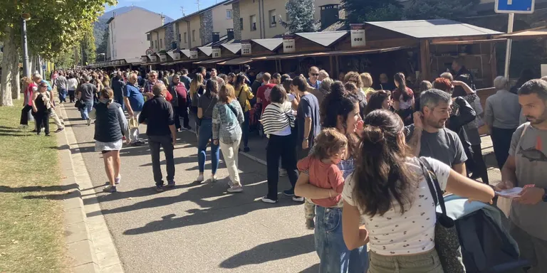 Afluència massiva a la Fira de Sant Ermengol en el seu ple retorn a la normalitat
