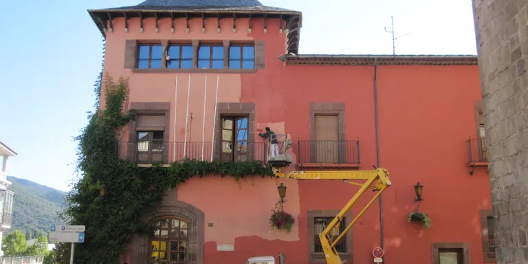L'ajuntament de la Seu pinta la façana de l'edifici consistorial