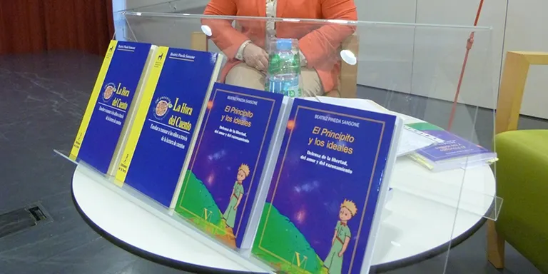 Beatriz Pineda redescobreix El Petit Príncep a la biblioteca