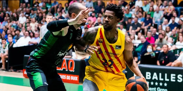 El Barça desempata l’eliminatòria davant La Penya (77-83)