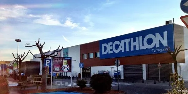 Detinguts dos menors per robar en un Decathlon de Tarragona i agredir un mosso d'esquadra