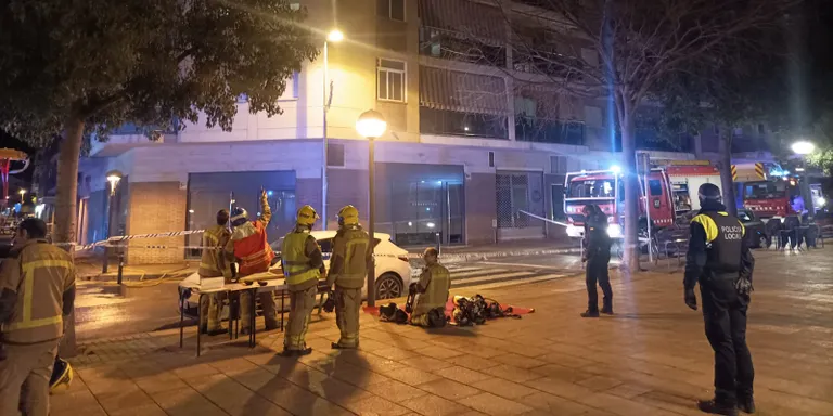 Un incendi al carrer Extremadura de Cambrils obliga a desallotjar tots els veïns de l’immoble