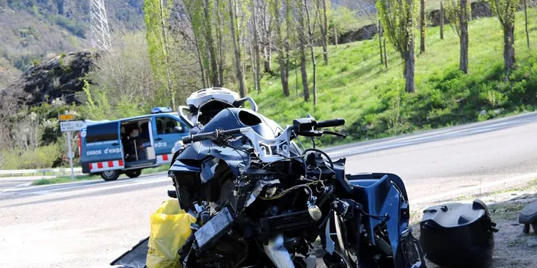 Moren dos ocupants d'una motocicleta en xocar contra dos cotxes a la Vall de Boí