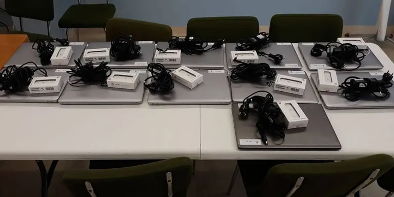 Reparteixen ordinadors equipats amb connectivitat per les famílies més vulnerables
