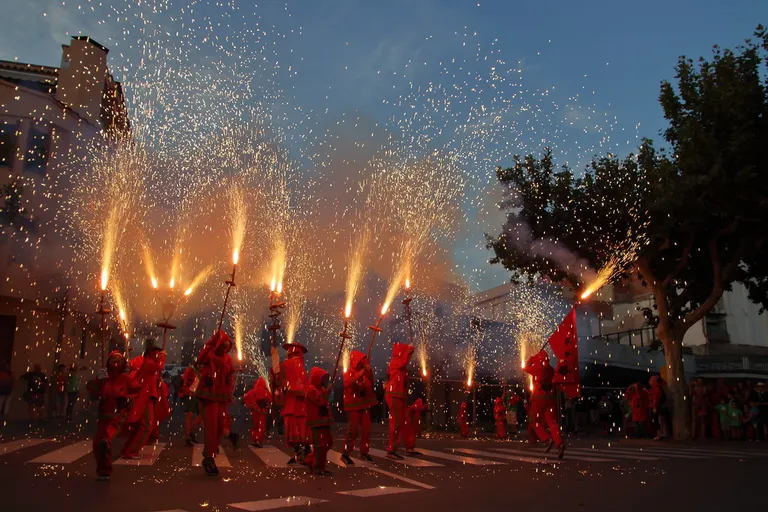 Els membres antics del Ball de Diables del Morell tornen al foc
