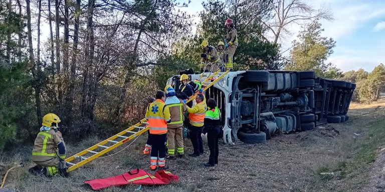 Un camió bolca a la C-55 a Clariana