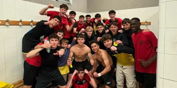 El Juvenil ‘A’ del CE Altafulla pateix per guanyar a la Floresta ‘C’ i quedar-se a un pas del títol (2-3)