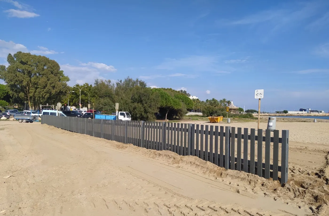 L’Ajuntament substitueix la tanca de fusta que delimita la platja de gossos per una de plàstic reciclat