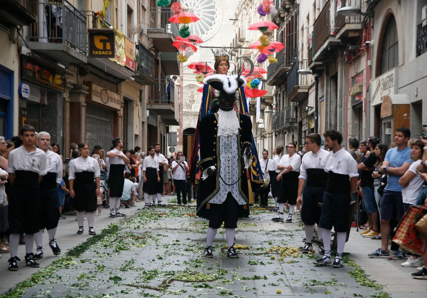 La processó de Corpus torna a recórrer els carrers de Valls