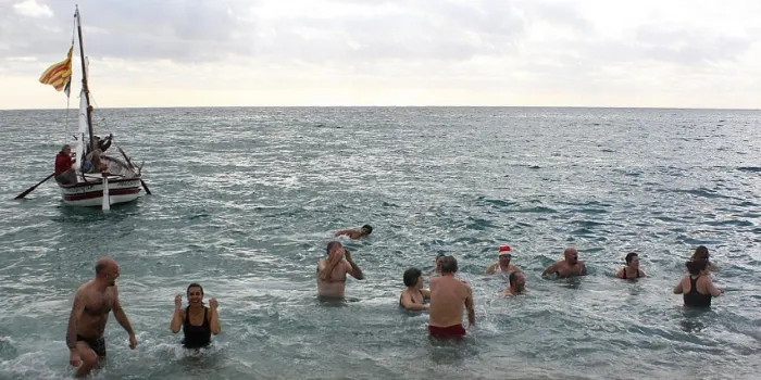 Una quarantena de persones van participar a la primera banyada de l’any a la platja de la Picòrdia