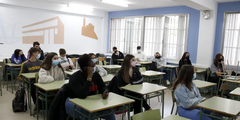 Els alumnes es podran treure la mascareta al pati si no es barregen amb altres grups i els vacunats no s'hauran d'aïllar