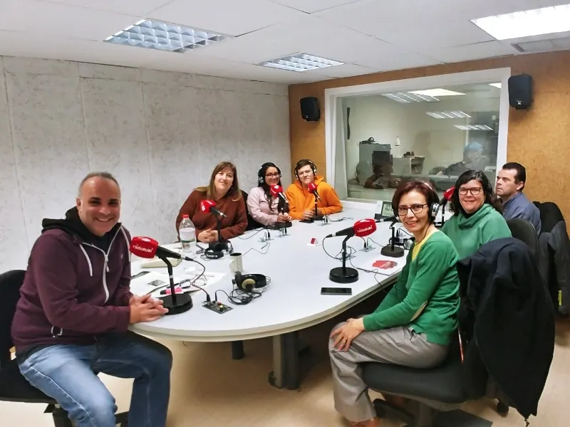 Alumnes Institut Torrent dels Alous en el Dia Diversitat Funcional entrevistant a DAPSI, usuàries i ONCE