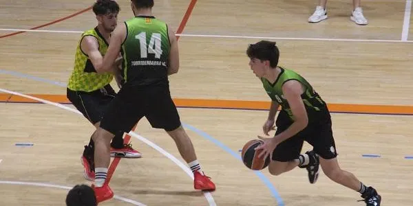 Un darrer quart excepcional dona al Torredembarra BC la primera victòria de la fase d’ascens contra el CB Constantí (61-77)