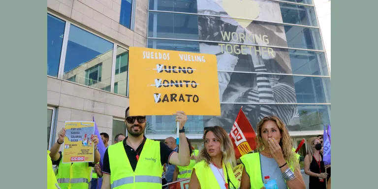 La tripulació de cabina de Vueling amenaça amb fer vaga si no els apugen el sou un 6,5%, com a la resta de la plantilla