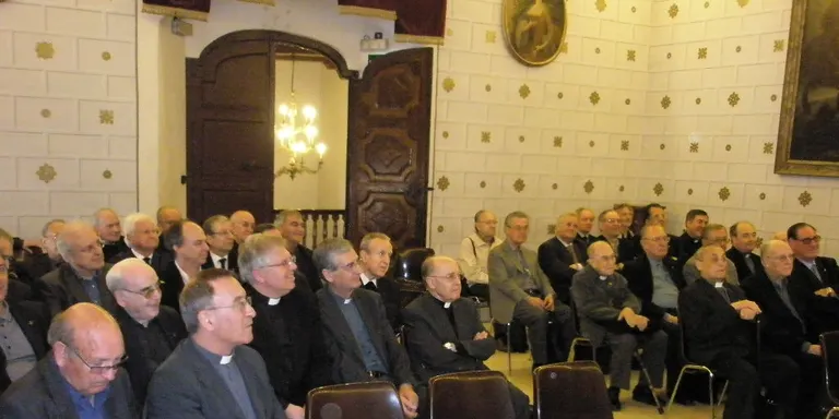 50 canonges dels bisbats catalans visiten l'Ajuntament
