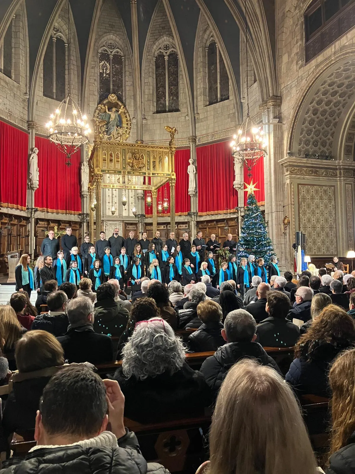 Més de 300 persones omplen la catedral per donar la volta al món amb l'Orfeó