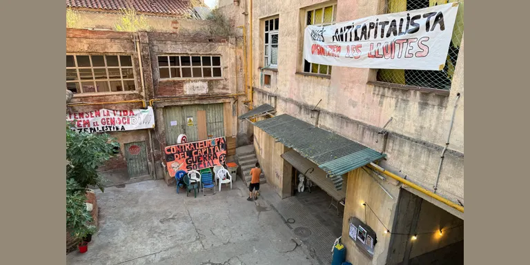 El moviment okupa de Terrassa trasllada la seva activitat a una nau abandonada i l'Ajuntament alerta que no és segura
