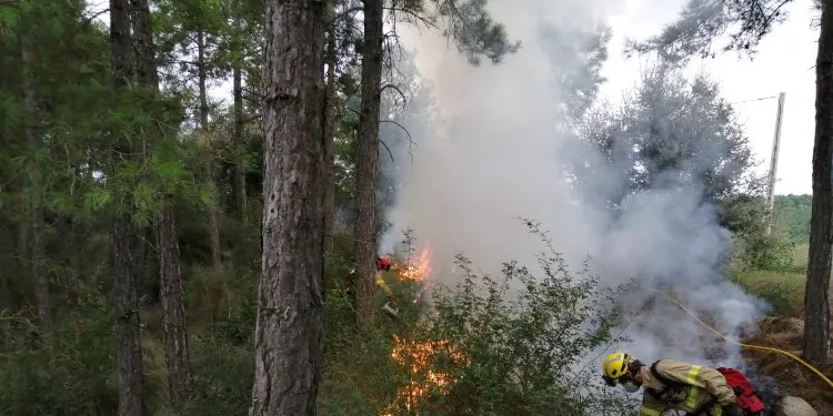 Els Bombers realitzen una crema prescrita a la zona de Miravé