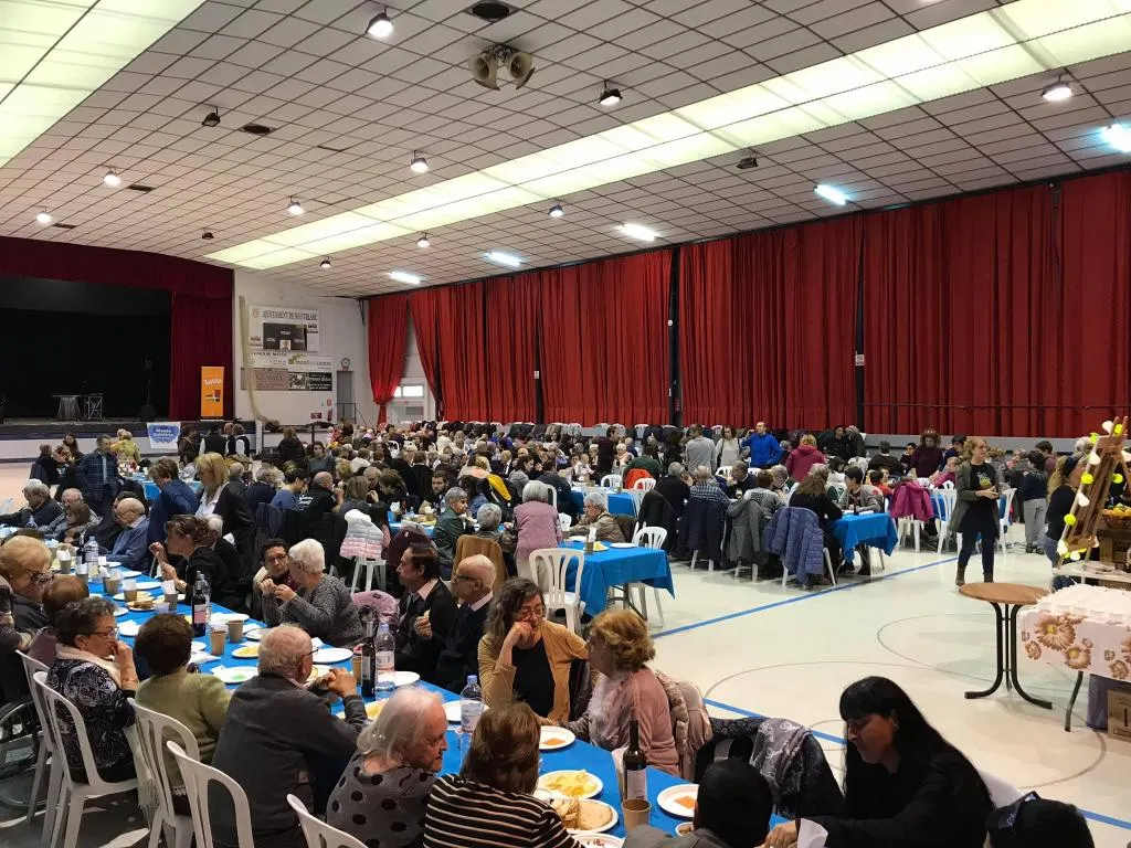 Foto de familia de la festa de l'esporti i solidària viscuda dijous a Can Rosés