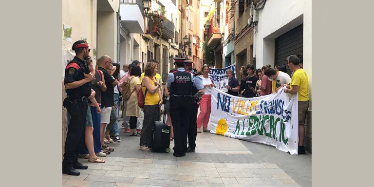 Estudiants i professors es concentren per protestar en contra de les polítiques de Cambray
