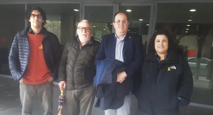 Estanis Fors acompanyat per Gerard Termes, de la CUP, Pep Caba, el seu antic secretari i Soraya Rea