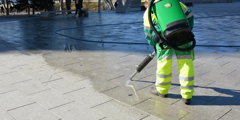 L’Ajuntament engega una prova pilot per enretirar xiclets de la via pública